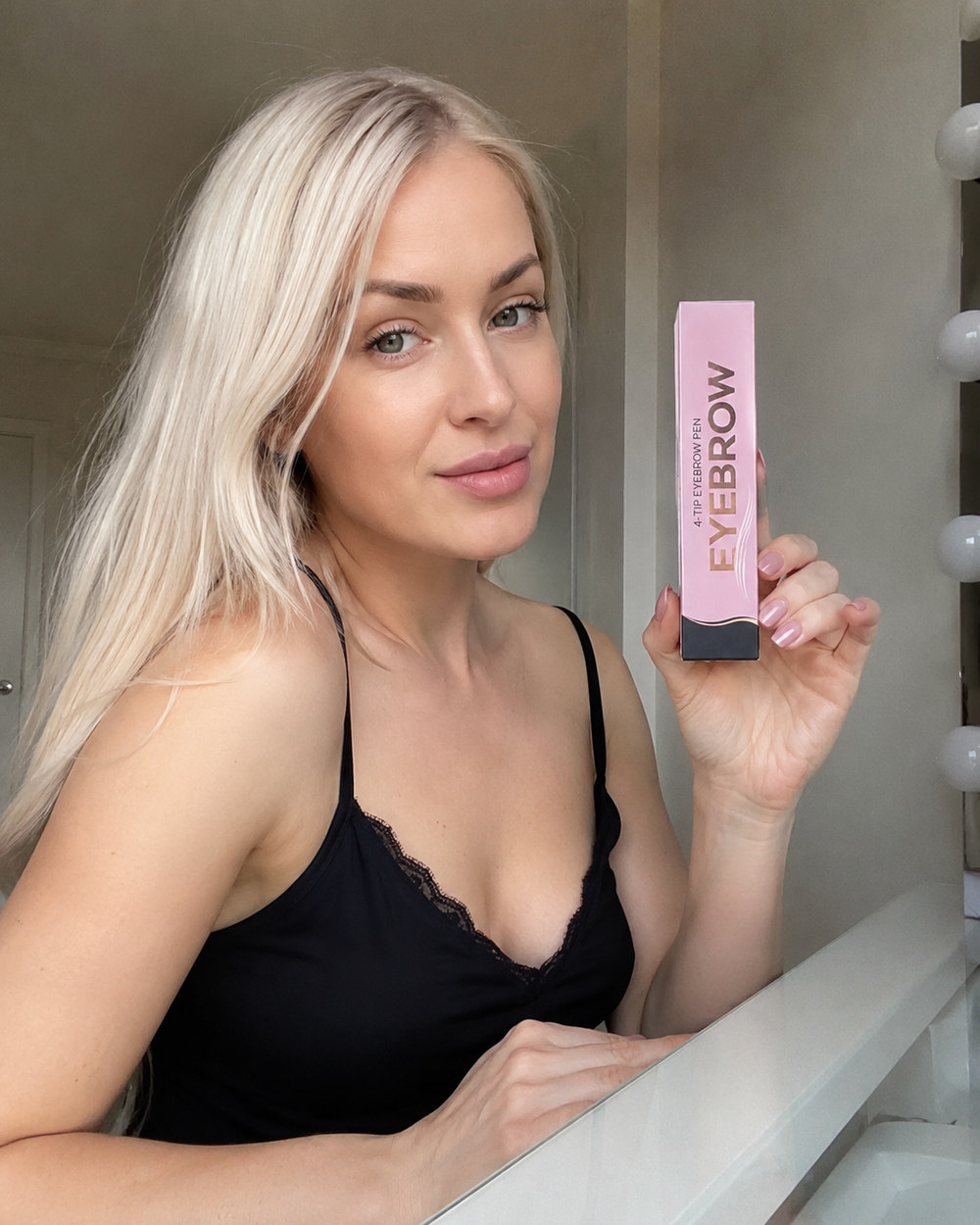 Customer wearing Polska Uroda 4-tip waterproof eyebrow pen