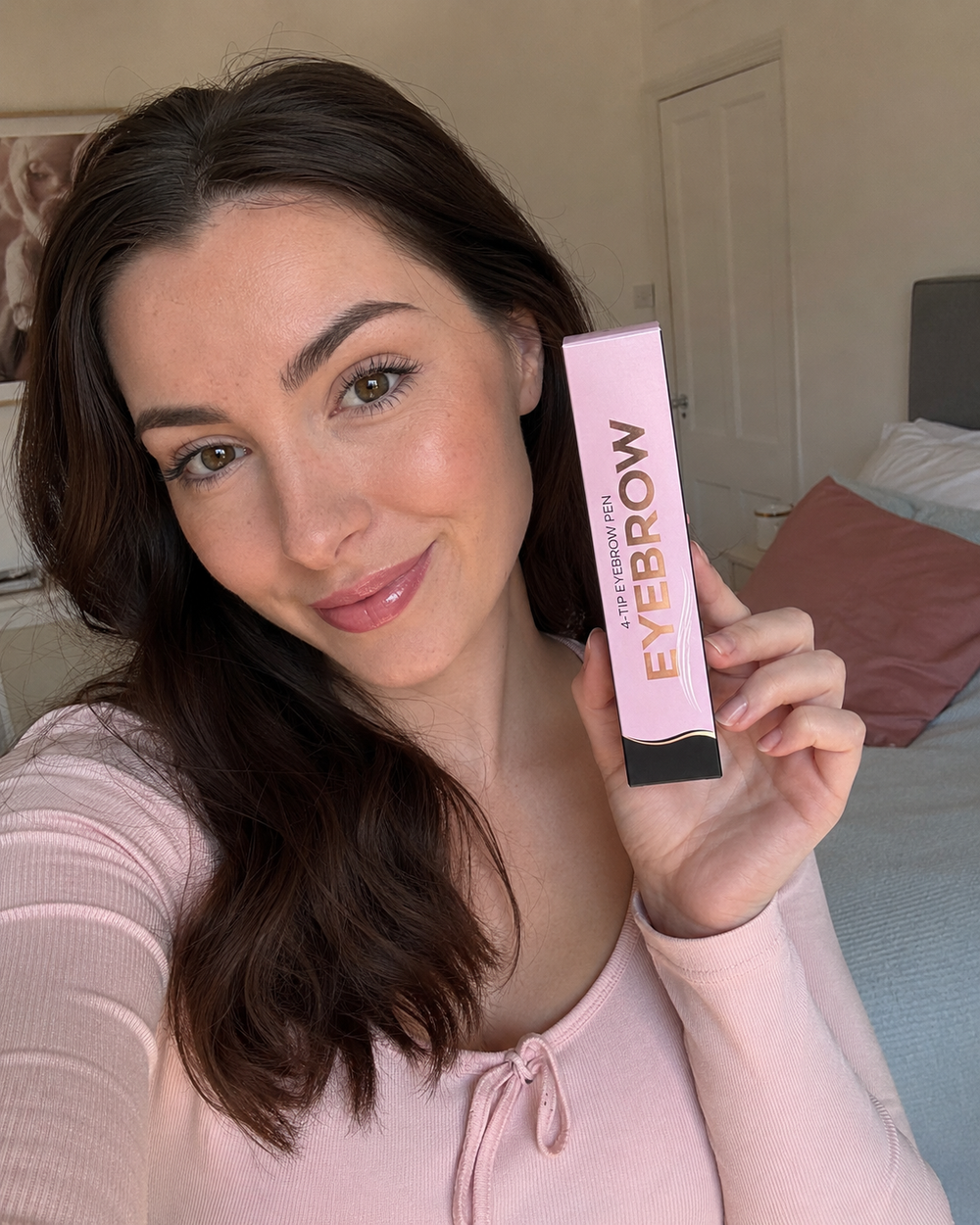 Customer wearing Polska Uroda 4-tip waterproof eyebrow pen