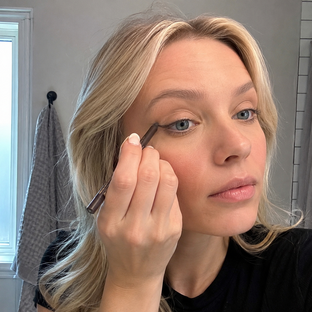 Klientka w Wodoodpornym Brokatowym Eyelinerze Żelowym Polska Uroda
