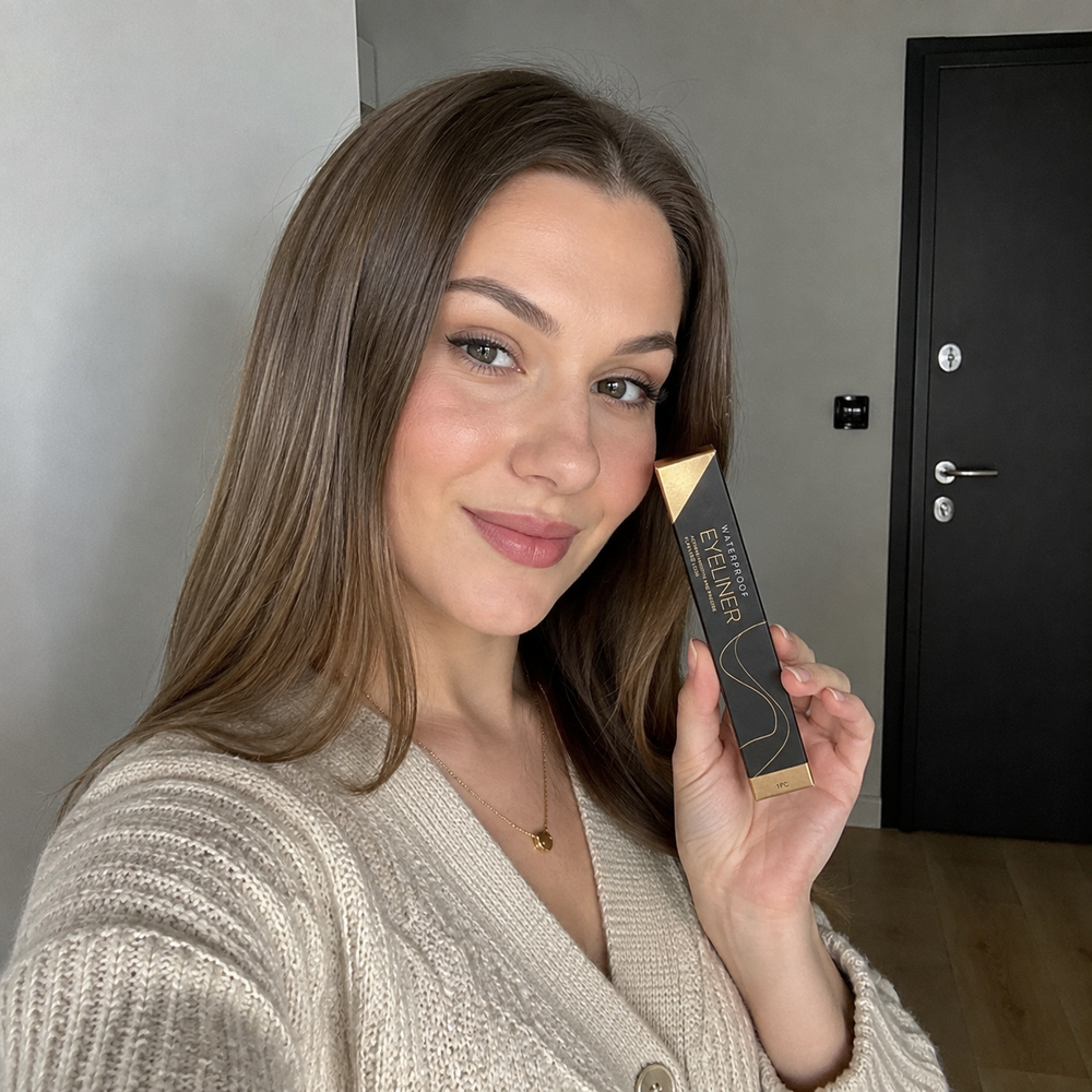 Klientka w Wodoodpornym Brokatowym Eyelinerze Żelowym Polska Uroda